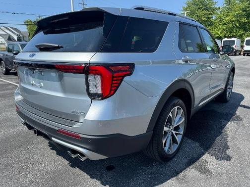 ICONIC SILVER METALLIC 2025 Ford Explorer PLATINUM
