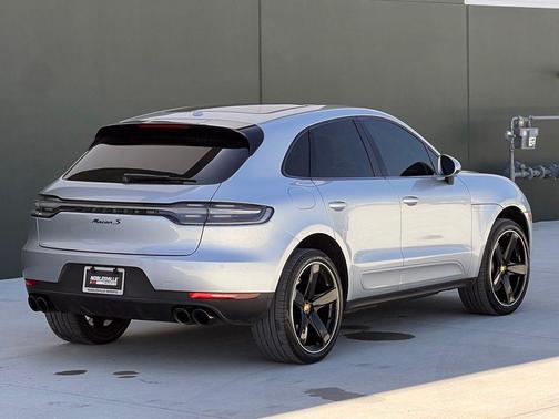 Dolomite Silver Metallic 2020 Porsche Macan Macan