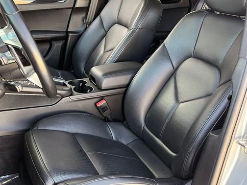 Dolomite Silver Metallic 2020 Porsche Macan Macan