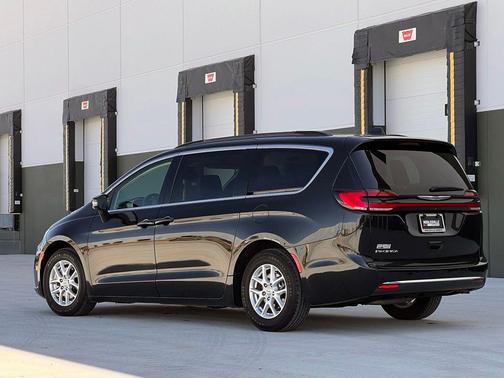 Brilliant Black Crystal Pearlcoat 2022 Chrysler Pacifica Touring L