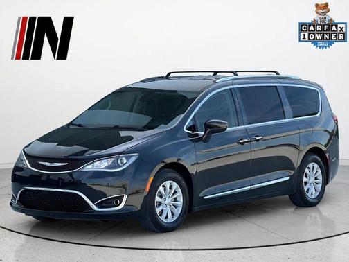 Brilliant Black Crystal Pearlcoat 2019 Chrysler Pacifica Touring L