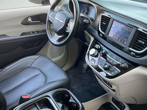 Brilliant Black Crystal Pearlcoat 2019 Chrysler Pacifica Touring L