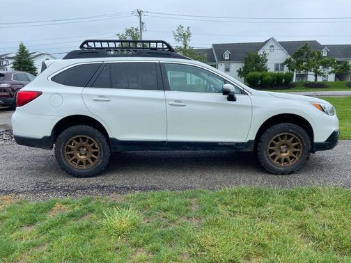 Crystal White Pearl 2016 Subaru Outback 3.6R Limited