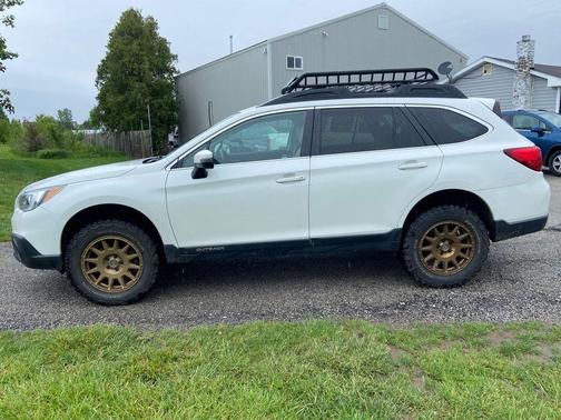 Crystal White Pearl 2016 Subaru Outback 3.6R Limited