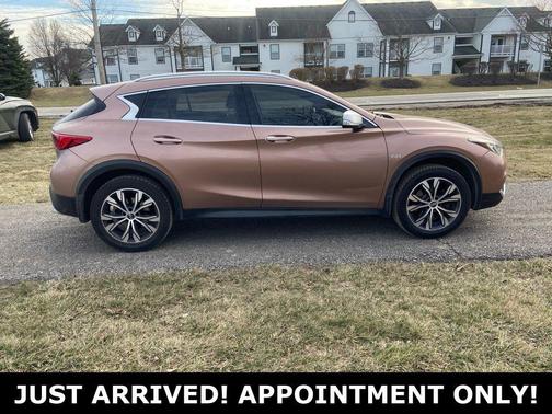 2017 INFINITI QX30 Premium