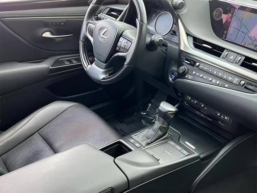 2019 Lexus ES 300h Base