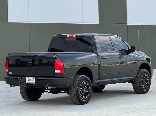 Brilliant Black Crystal Pearlcoat 2018 RAM 1500 Big Horn
