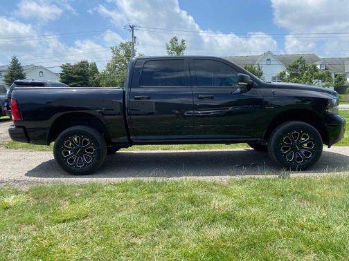 Brilliant Black Crystal Pearlcoat 2018 RAM 1500 Big Horn