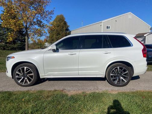 Crystal White 2022 Volvo XC90 T6 Momentum