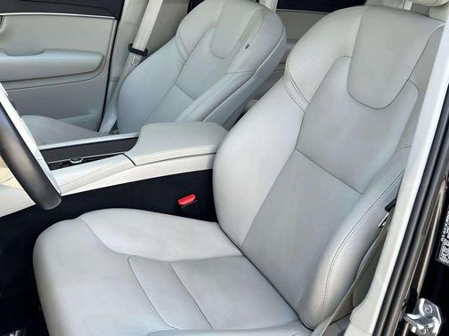 Onyx Black Metallic 2020 Volvo XC90 T6 Momentum