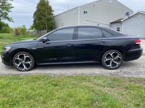Deep Black 2021 Volkswagen Passat 2.0T R-Line