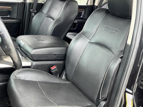 2017 RAM 2500 Laramie Crew Cab 4x4 6'4' Box