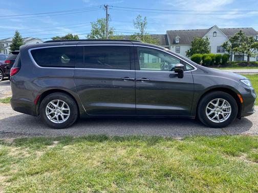 Granite Crystal Metallic Clearcoat 2022 Chrysler Pacifica Touring L