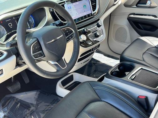 Granite Crystal Metallic Clearcoat 2022 Chrysler Pacifica Touring L