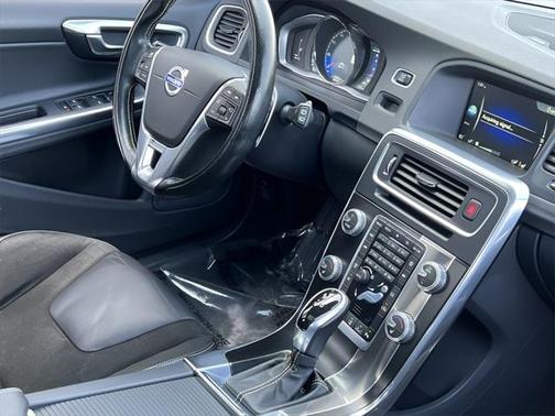 2015 Volvo V60 T6 R-Design Platinum