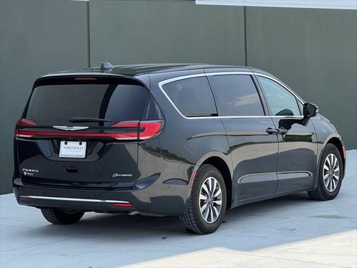 2022 Chrysler Pacifica Hybrid Touring L