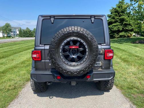 Granite Crystal Metallic Clearcoat 2020 Jeep Wrangler Unlimited Sahara