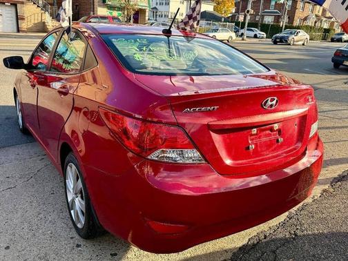 2012 Hyundai Accent SE