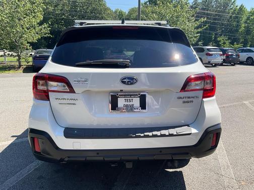 Crystal White Pearl 2019 Subaru Outback 3.6R Touring