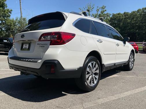 Crystal White Pearl 2019 Subaru Outback 3.6R Touring