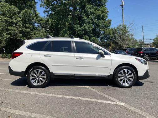 Crystal White Pearl 2019 Subaru Outback 3.6R Touring