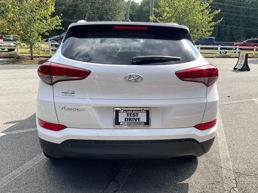 Dazzling White 2016 Hyundai TUCSON SE