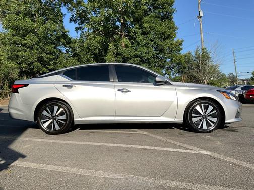 Brilliant Silver Metallic 2022 Nissan Altima 2.5 SV