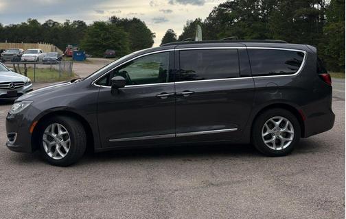 Granite Crystal Metallic Clearcoat 2017 Chrysler Pacifica Touring-L