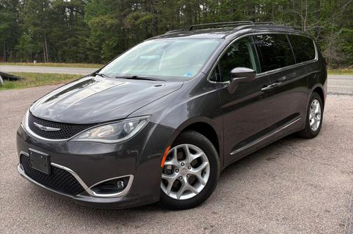 Granite Crystal Metallic Clearcoat 2017 Chrysler Pacifica Touring-L
