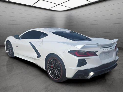 White Pearl Metallic Tricoat 2023 Chevrolet Corvette Stingray w/3LT