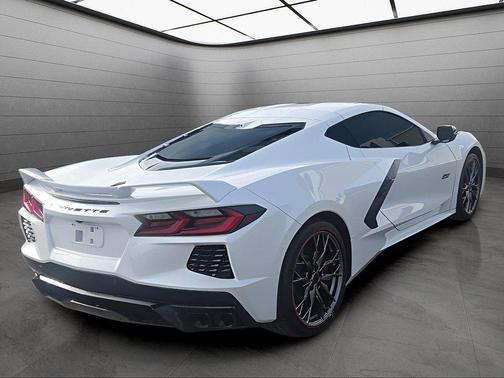White Pearl Metallic Tricoat 2023 Chevrolet Corvette Stingray w/3LT
