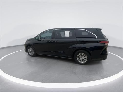 2022 Toyota Sienna LE