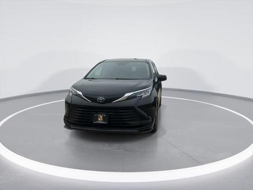 2022 Toyota Sienna LE