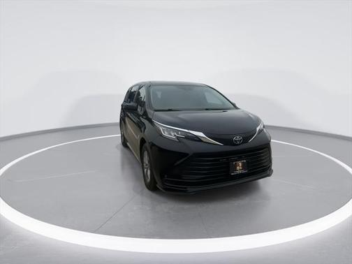 2022 Toyota Sienna LE