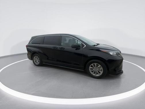 2022 Toyota Sienna LE