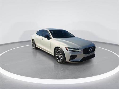 2022 Volvo S60 T5 Momentum