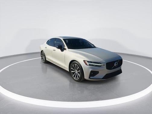2022 Volvo S60 T5 Momentum