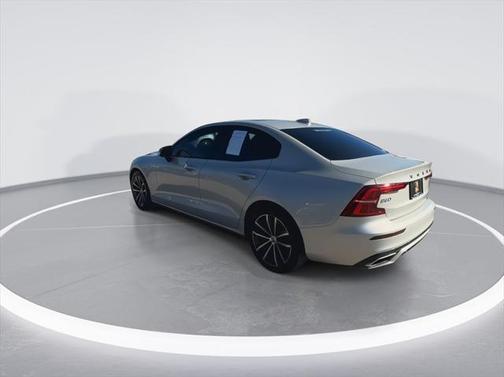 2022 Volvo S60 T5 Momentum