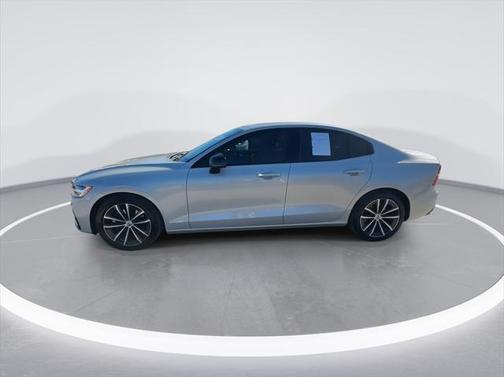 2022 Volvo S60 T5 Momentum