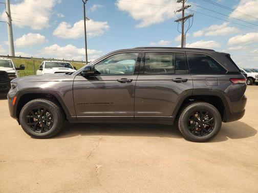 Metallic 2026 Jeep Grand Cherokee Laredo