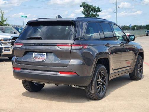 Metallic 2026 Jeep Grand Cherokee Laredo