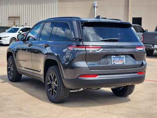Metallic 2026 Jeep Grand Cherokee Laredo