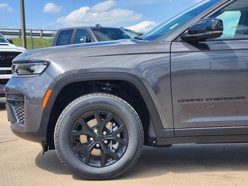Metallic 2026 Jeep Grand Cherokee Laredo