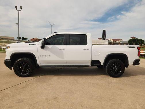 Summit White 2025 Chevrolet Silverado 2500 LT