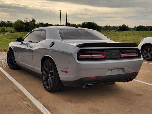 Smoke 2021 Dodge Challenger R/T