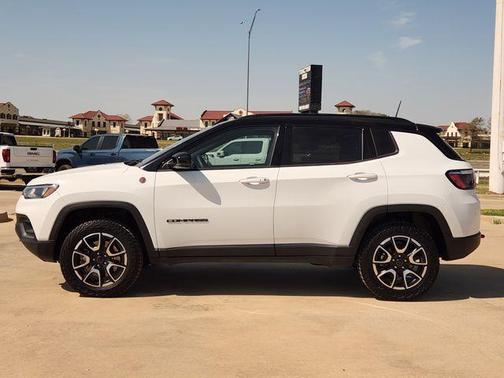 Bright White Clearcoat 2025 Jeep Compass Trailhawk