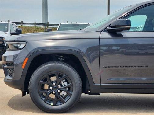 2025 Jeep Grand Cherokee Laredo