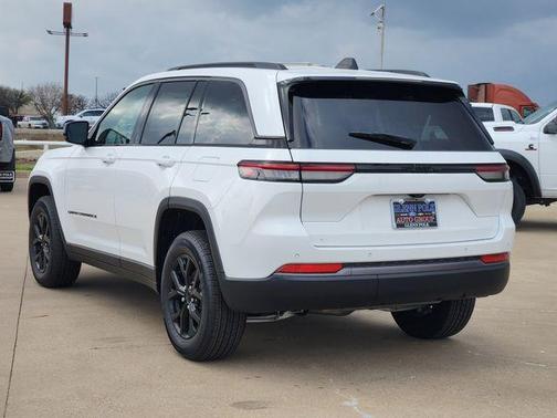 2026 Jeep Grand Cherokee Laredo