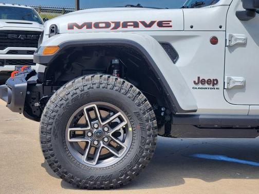 Bright White Clearcoat 2026 Jeep Gladiator Mojave