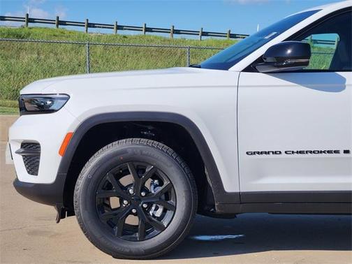 2025 Jeep Grand Cherokee Laredo